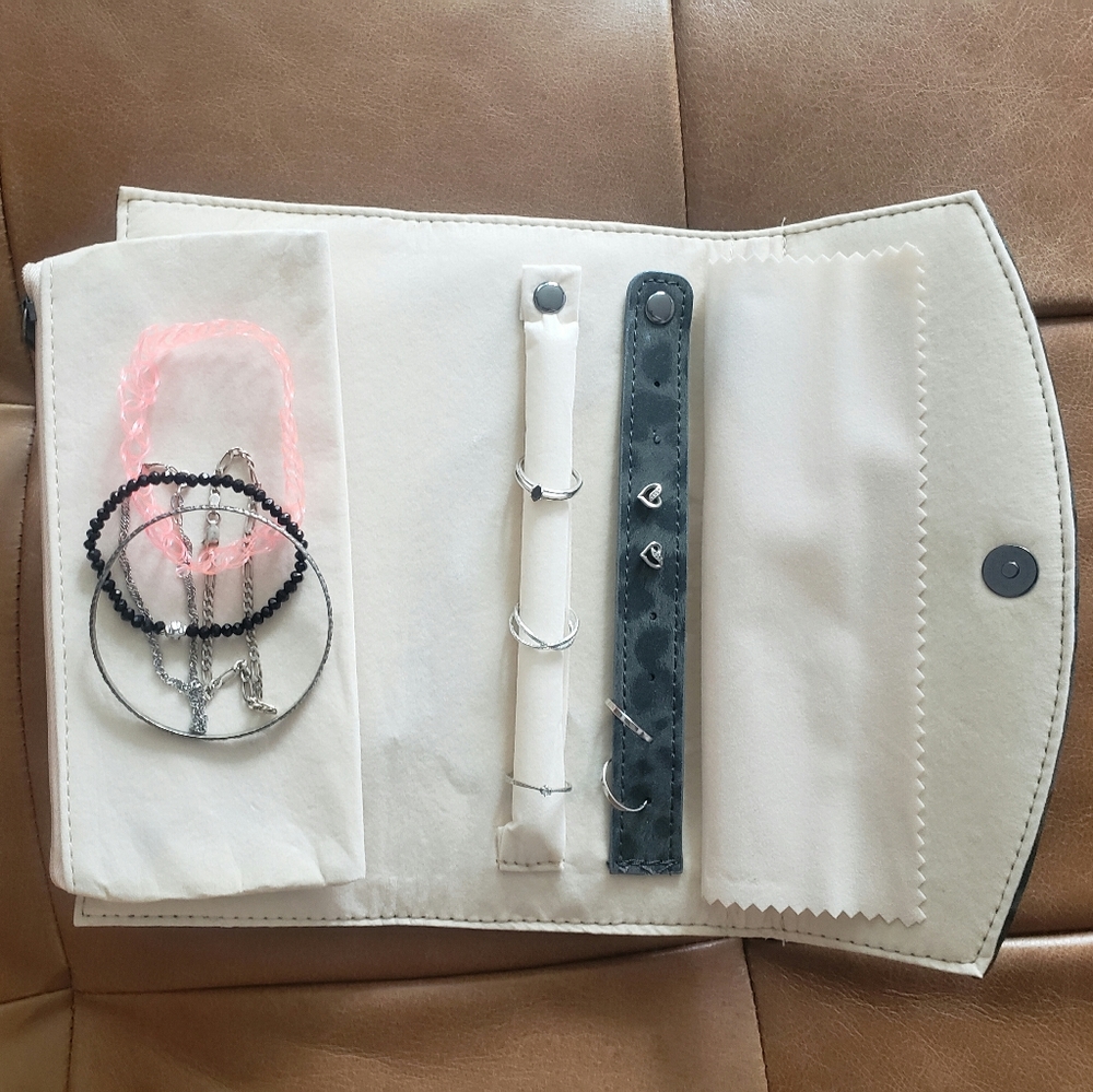 Travel jewelry organizer